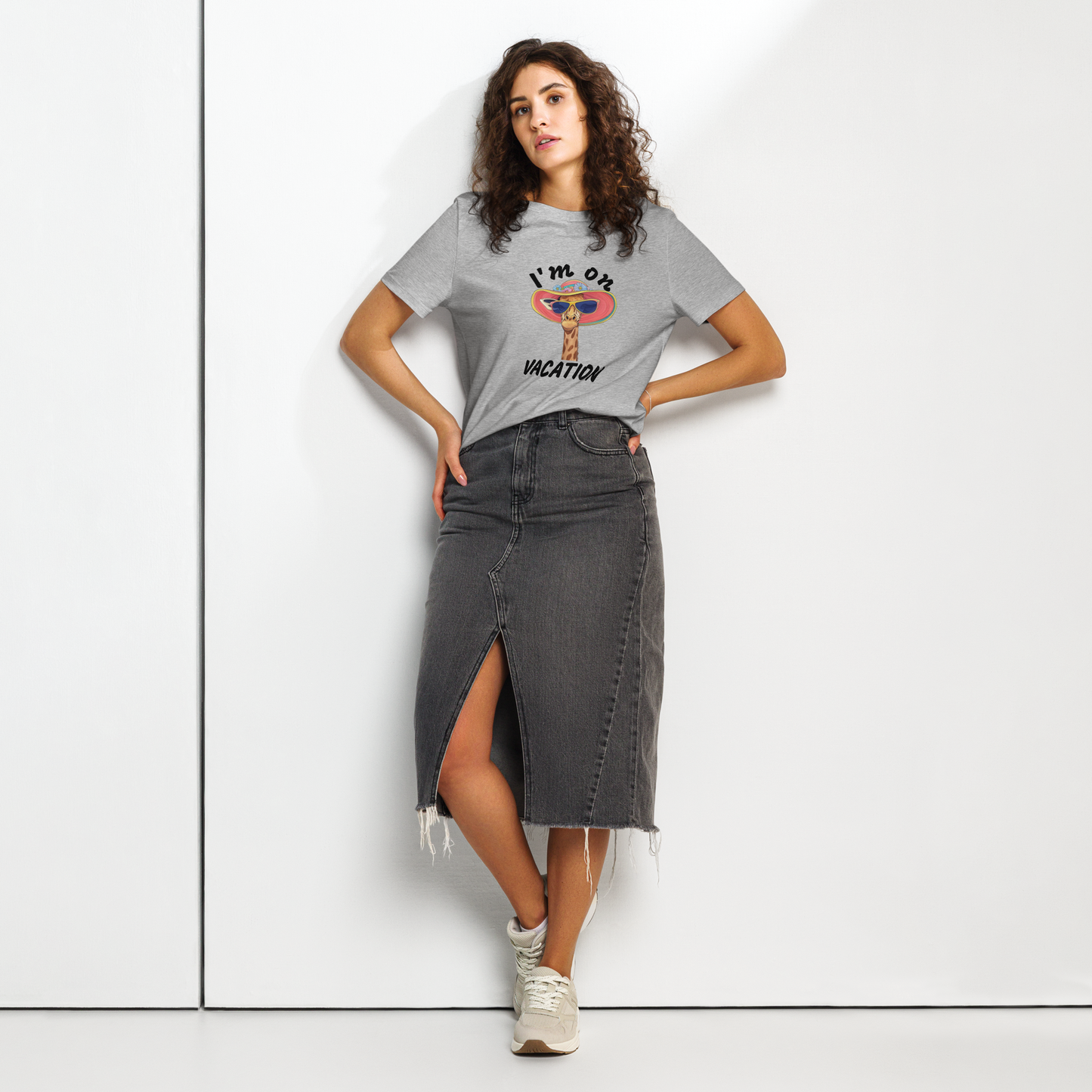 Giraffe Women’s organic neck t-shirt I am on vacation